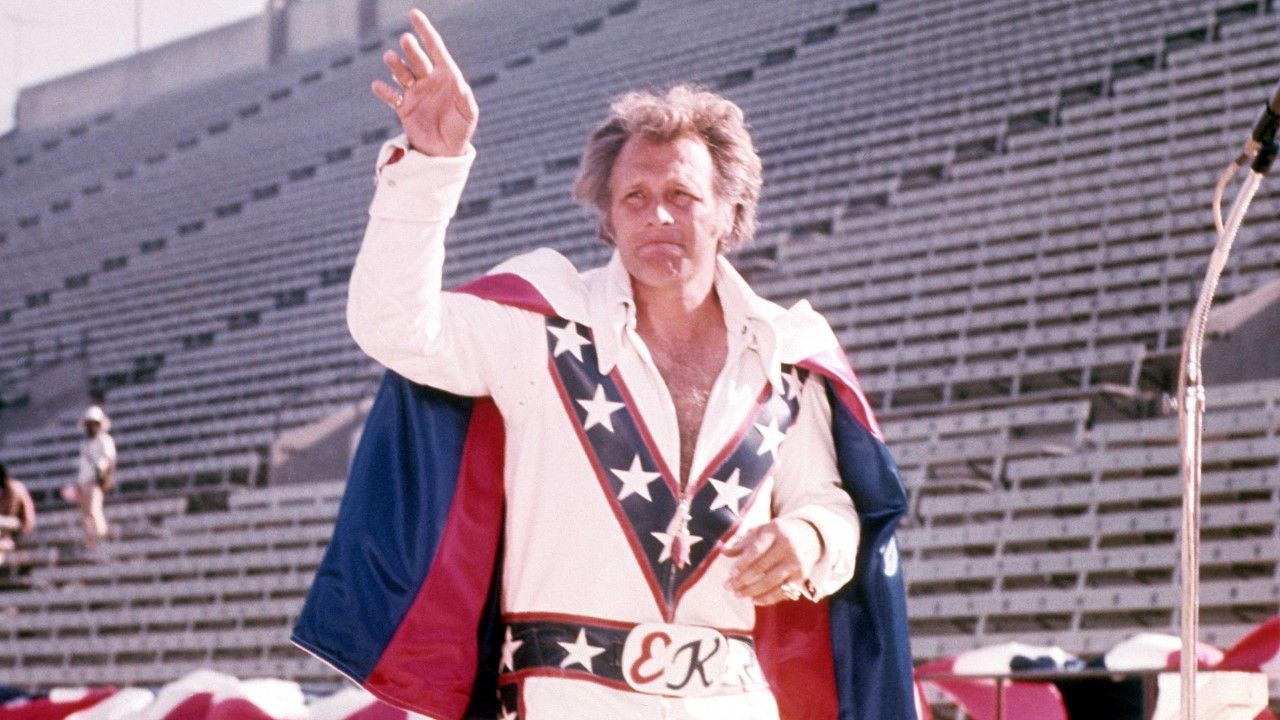Evel Knievel tuvo una vida "de película". Los colores y las estrellas de la bandera de Estados Unidos siempre estuvieron presentes en sus indumentarias y en las decoraciones de sus motos.
