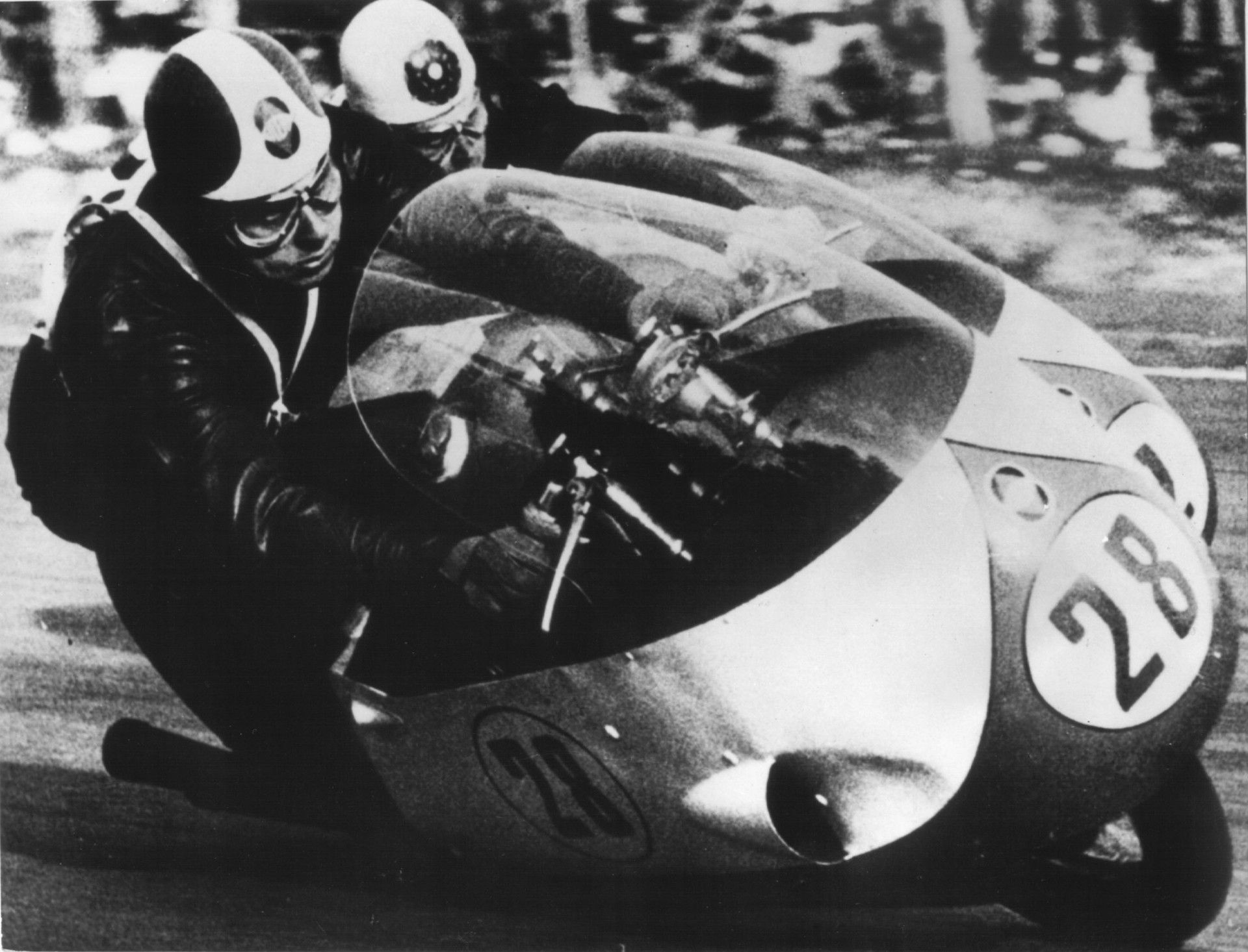 Libero Liberati (28) y Geoff Duke, los últimos campeones con Gilera en 500.