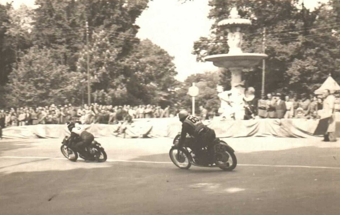 Dos pilotos ruedan en el Retiro, junto a la fuente de la Alcachofa, en el Premio Internacional de Madrid. 
