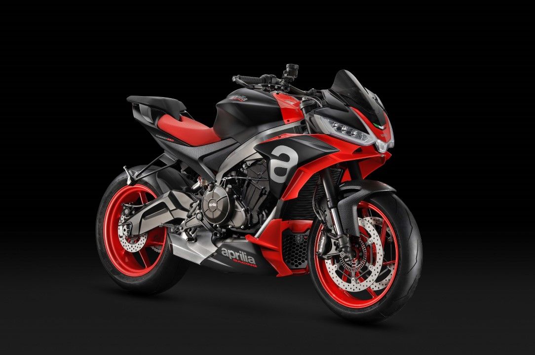 La Tuono 660 Concept debe ser catalogada como una seminaked al contar con un manillar alto y  una carrocería que protege en buena medida a su piloto.