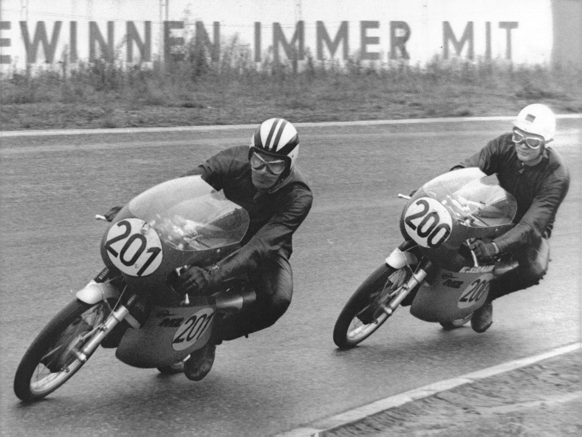 Siegfried Mohringer y Dieter Braun con las MZ 125, años después de la fuga de Degner.