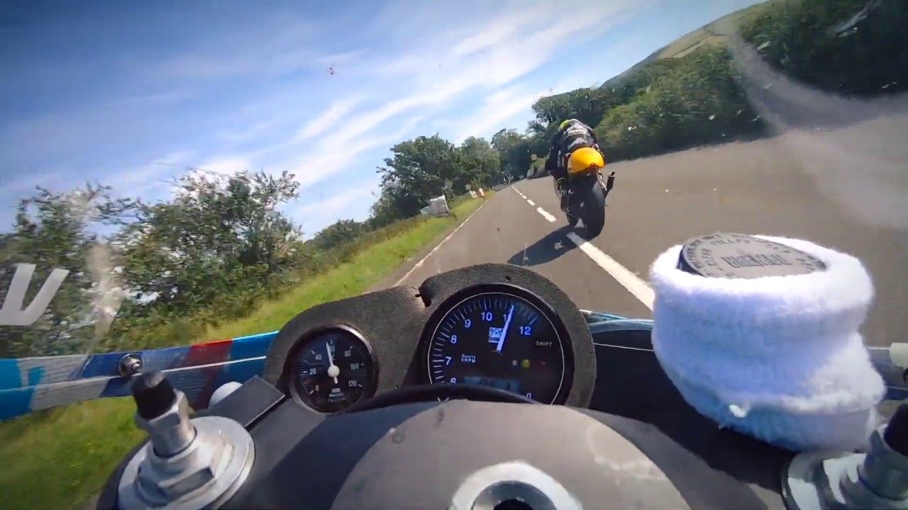 Vídeo: Una vuelta en el Classic TT de la Isla de Man sobre la mítica Suzuki RG500