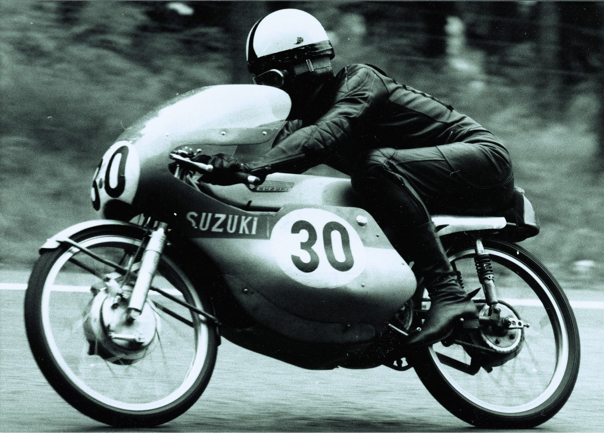 Ernst Degner con la Suzuki 50 en 1962, con la que logró ser campeón del mundo. 