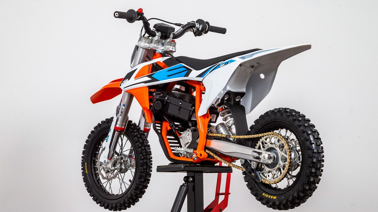 Husqvarna EE 5 y KTM SX-E 5 2020, prueba comparativa y fotos