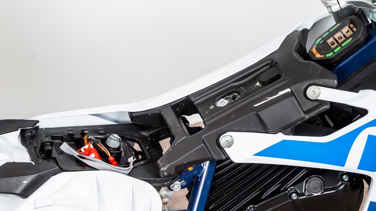 Husqvarna EE 5 y KTM SX-E 5 2020, prueba comparativa y fotos