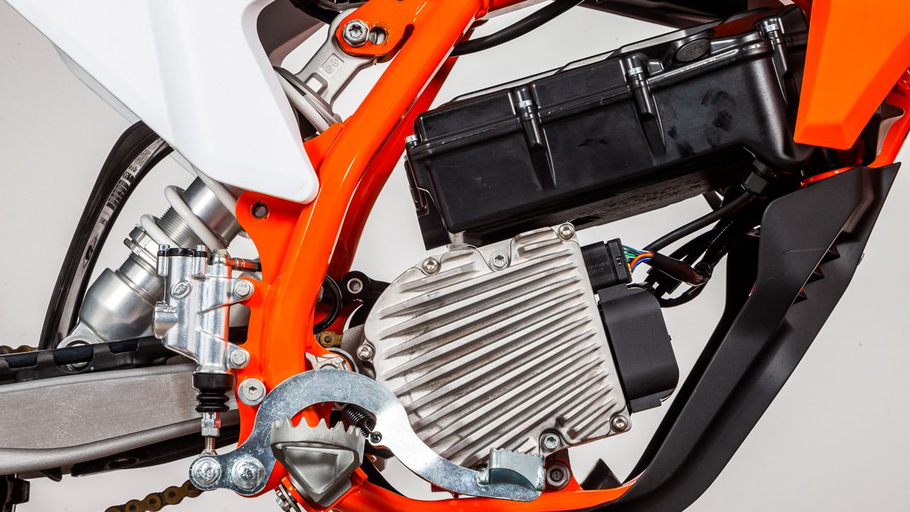 Husqvarna EE 5 y KTM SX-E 5 2020, prueba comparativa y fotos