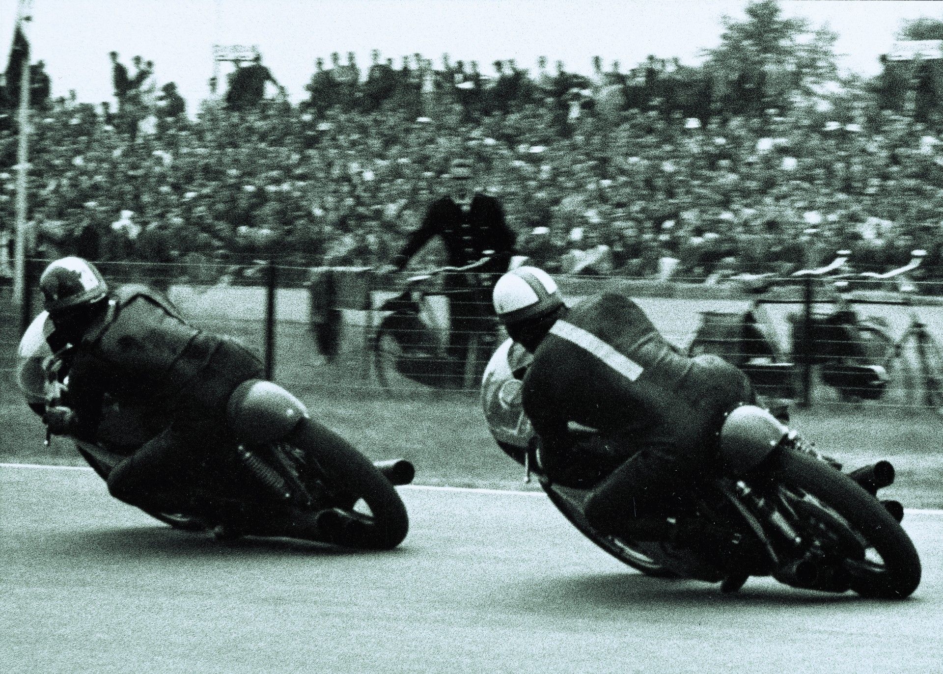 Giacomo Agostini y Mike Hailwood ruedan en Assen, en la carrera de 500 de 1967. Ganará Hailwood.