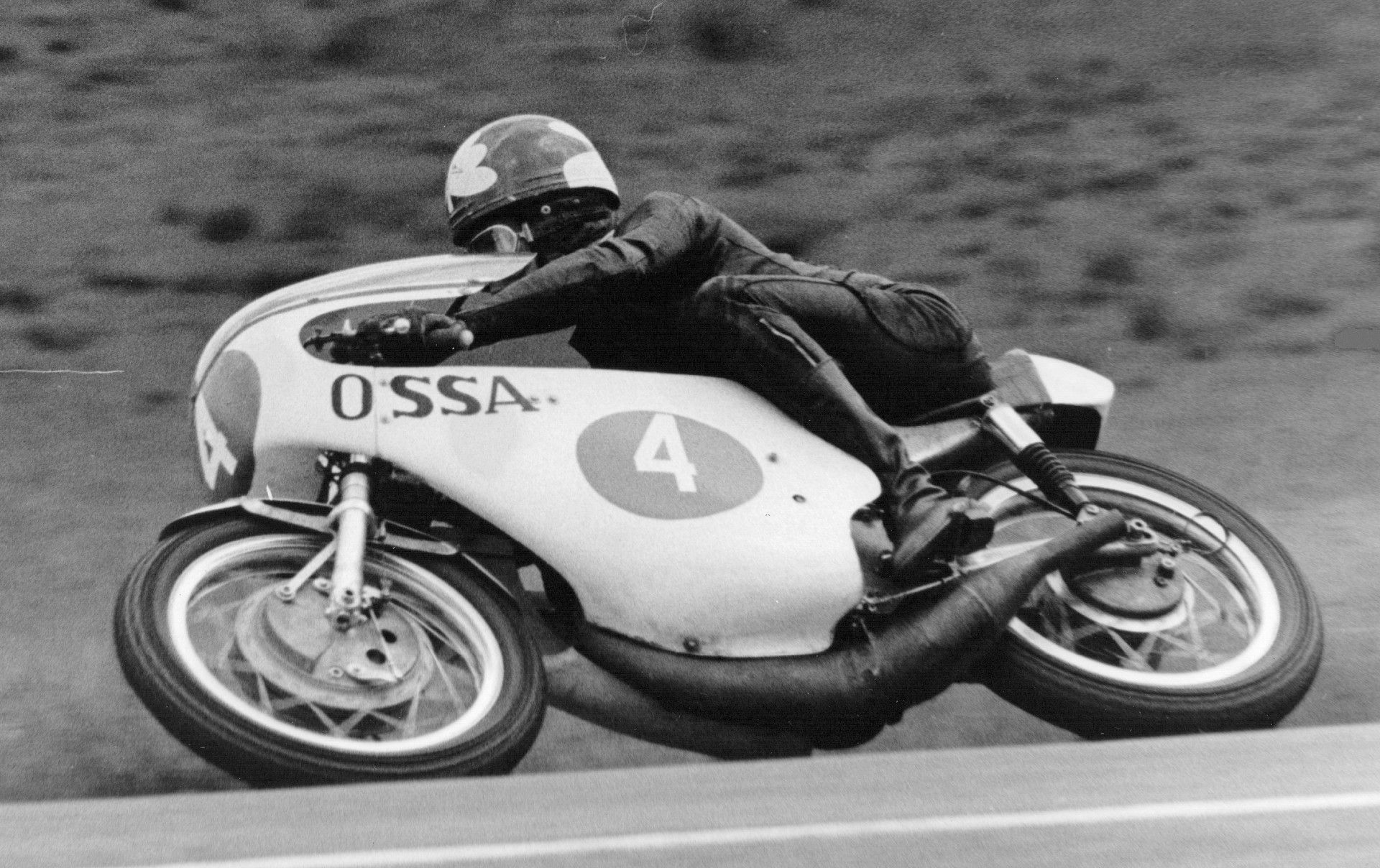 Santiago Herrero y la OSSA monocasco 250 en una carrera de 1969.