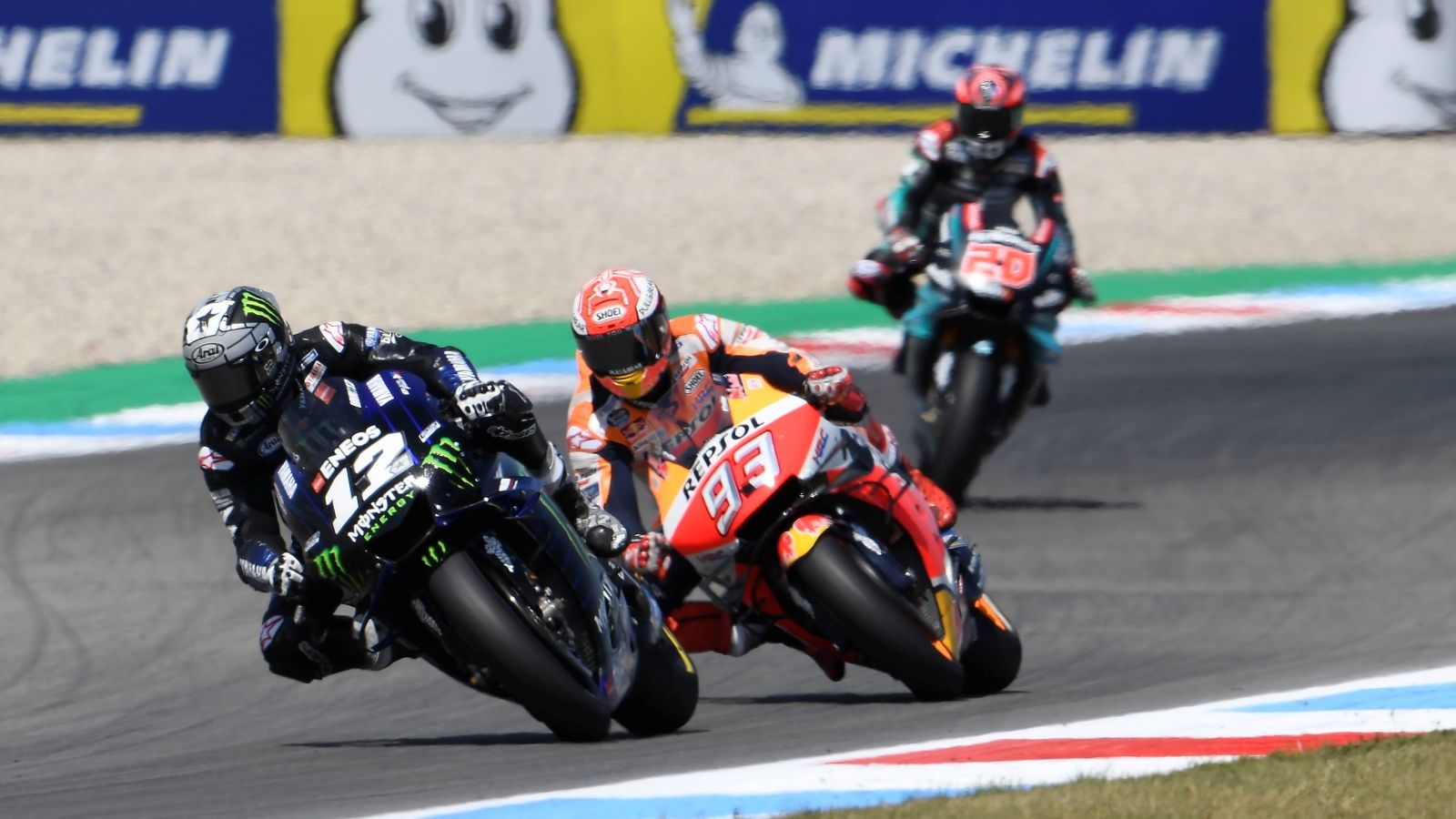 El TT de Assen 2019 con Maverick Viñales delante de Marc Márquez y con Fabio Quartararo al fondo (Foto: Gold & Goose).