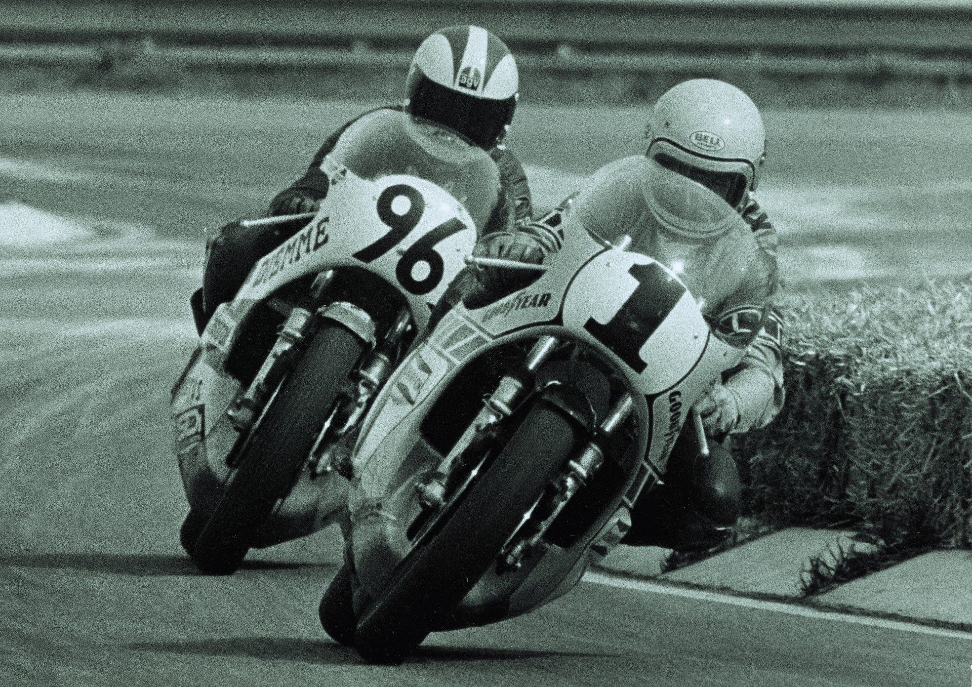 Kenny Roberts (1) y Johnny Cecotto en las 200 Millas de Imola en 1975. 
