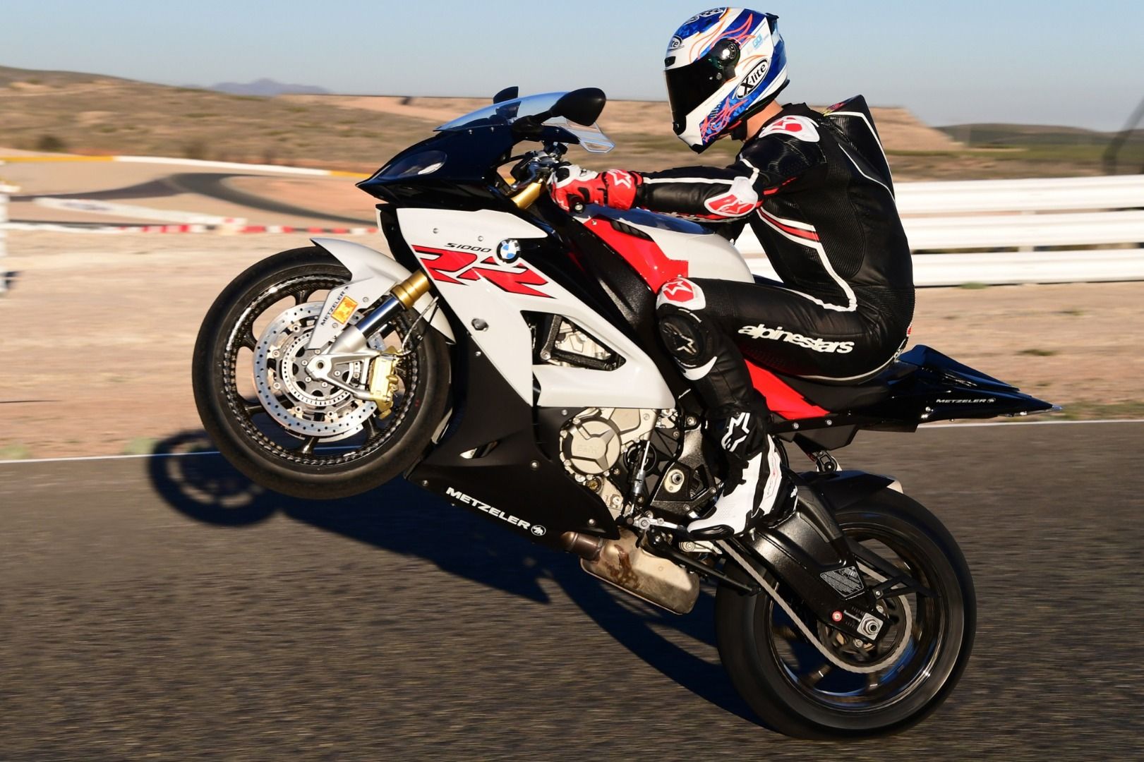 BMW S 1000 RR con juego de llantas en fibra de carbono