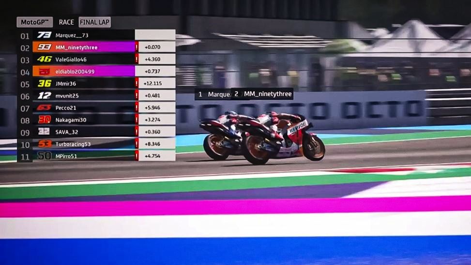 Adelantamiento final de Álex Márquez a Marc Márquez en la última curva.