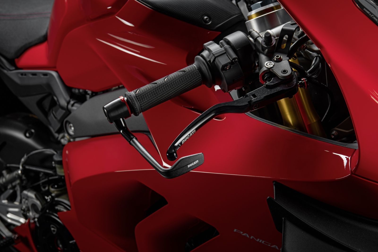 La Ducati Panigale V4, potenciada con el kit racing de accesorios para circuito