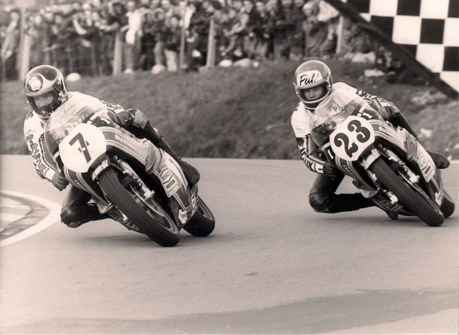 Barry Sheene (7) y Pat Hennen, los pilotos oficiales de Suzuki en 1978.