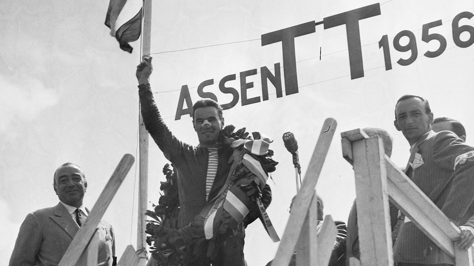 Carlo Ubbiali festeja su victoria en el TT de Assen de 1956 (Fotos: Wiki / MotoGP).