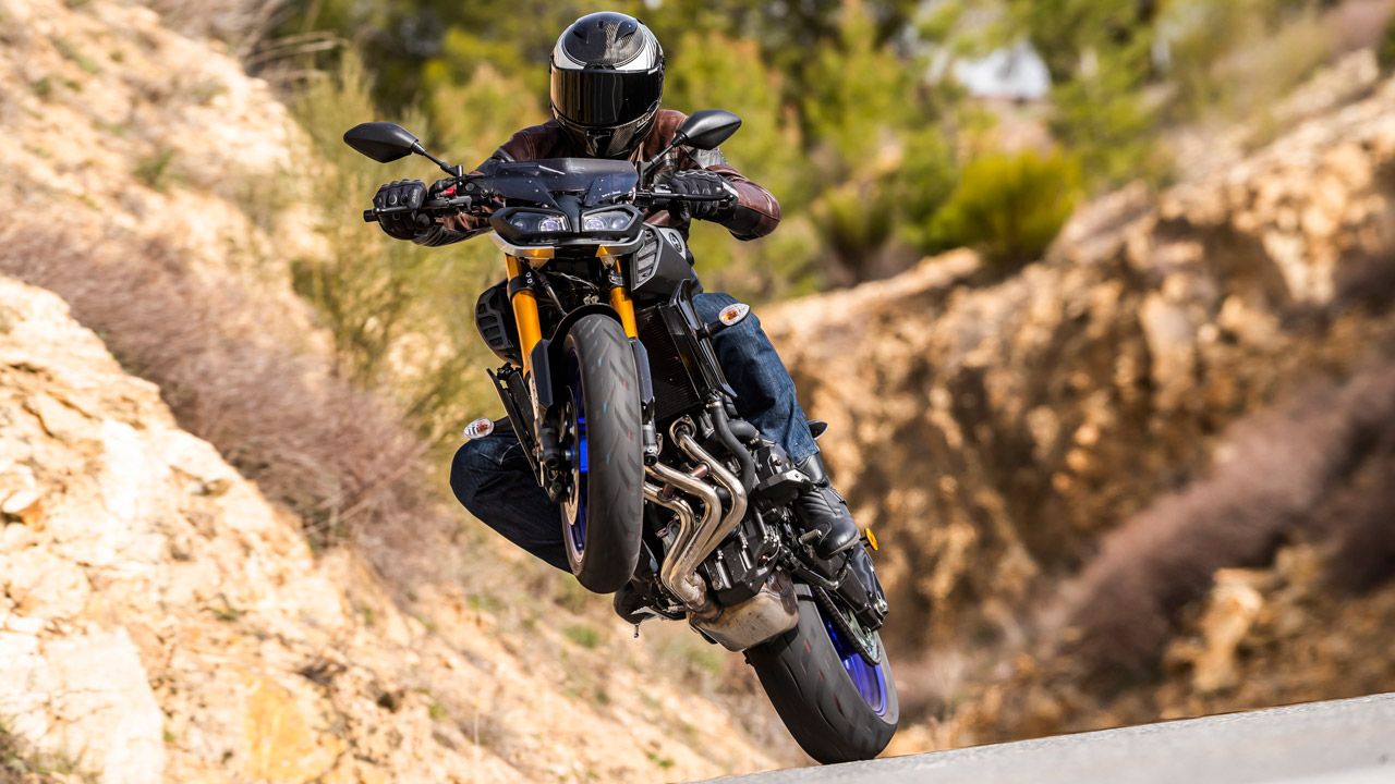 Comparativa naked 900: BMW F 900 R, Kawasaki Z900 y Yamaha MT-09