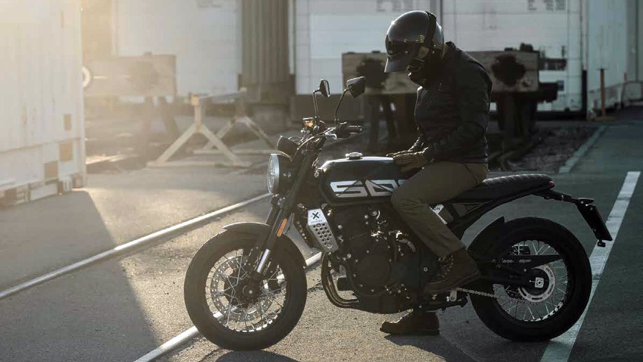 Brixton Crossfire 500 / X, la nueva naked neoclásica para el carnet A2