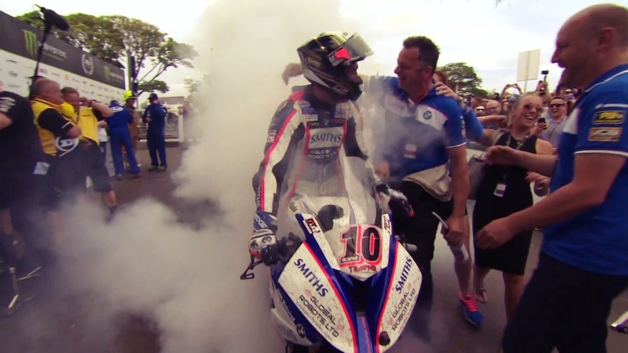 Vídeo: La vuelta más rápida de la historia del TT de la Isla de Man, por Peter Hickman