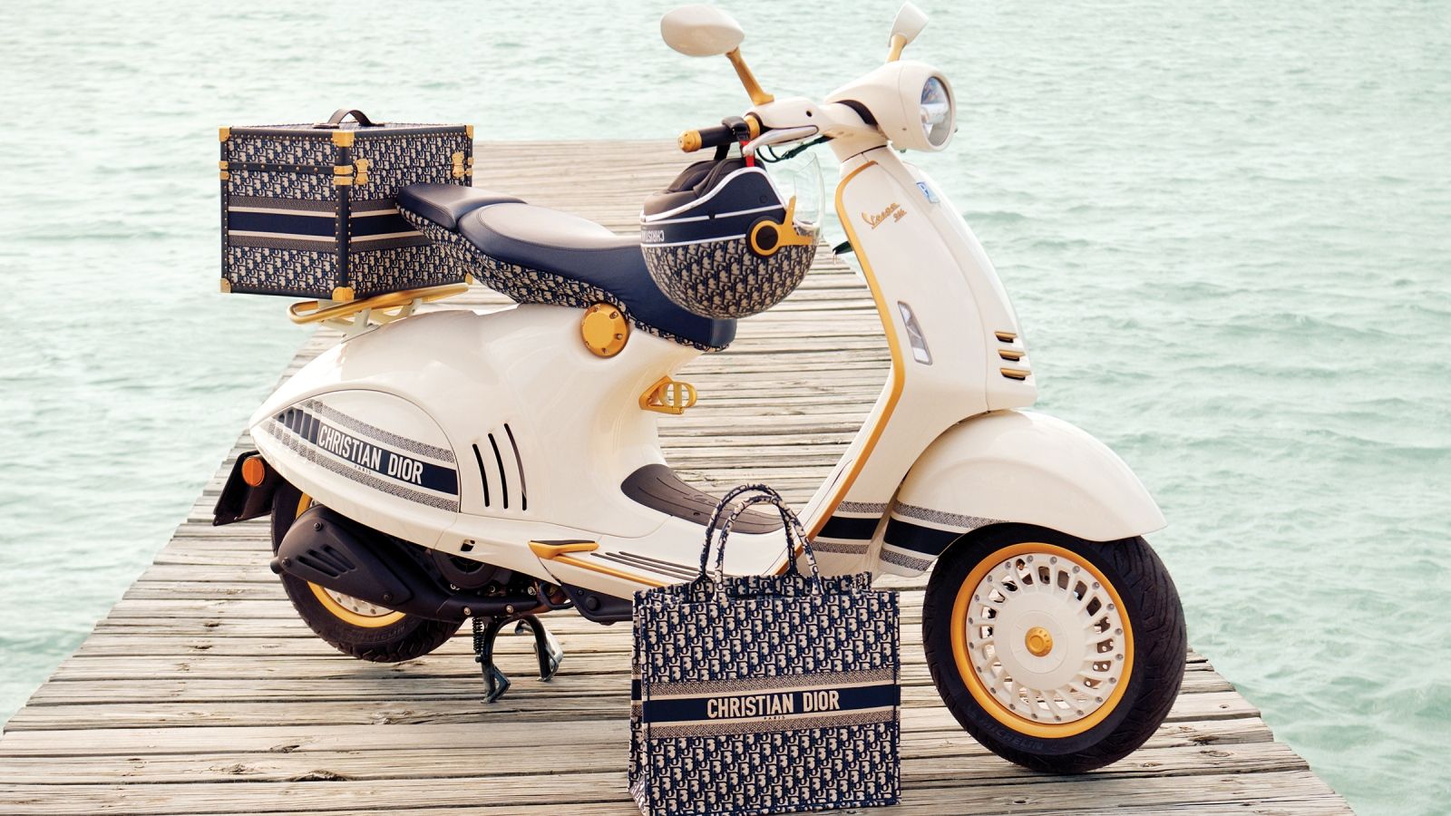 Vespa 946 Christian Dior, dos iconos unidos en un scooter exclusivo y su línea de accesorios
