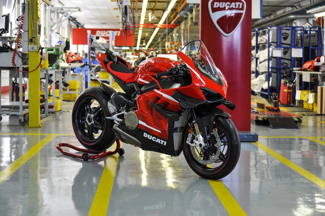 Si pediste una, te alegrará saber que la Ducati Superleggera V4 ha entrado en producción