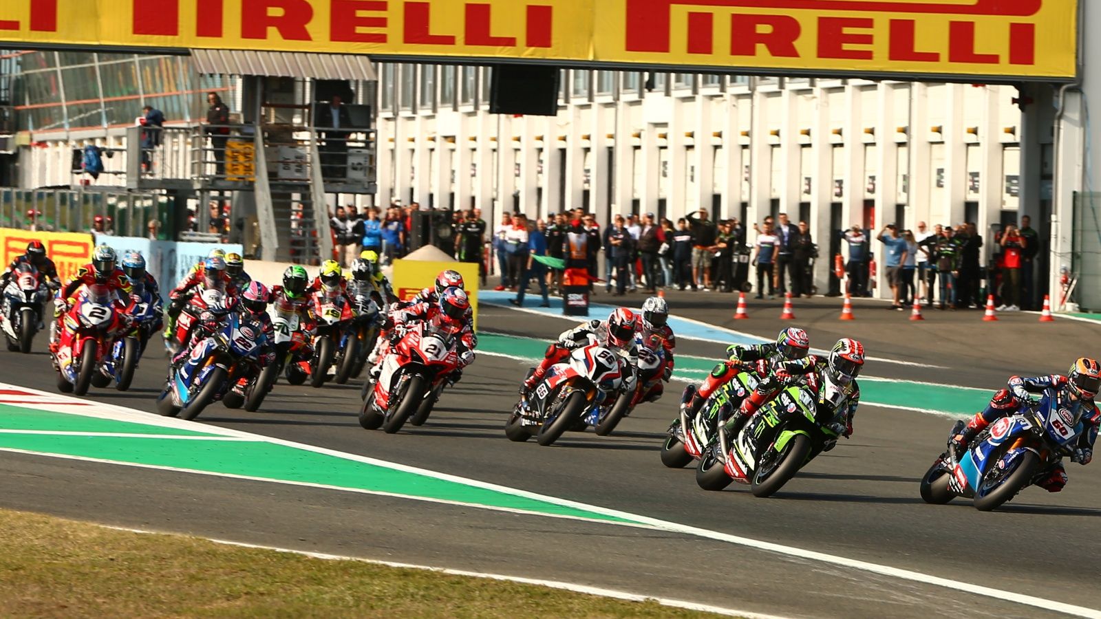 Los pilotos de Superbike el curso pasado en Magny-Cours (Foto: Gold & Goose).