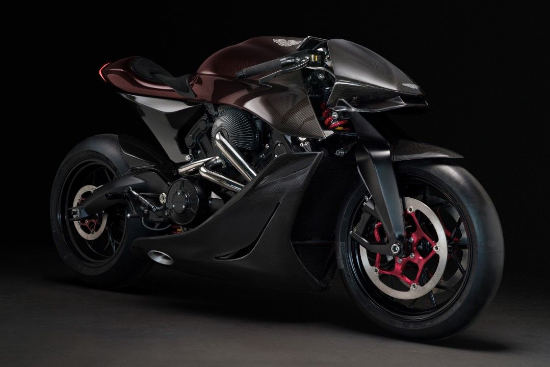 La moto de los 111.000 euros ya rueda. La AMB 001 de Aston Martin y Brough Superior completa su primera prueba