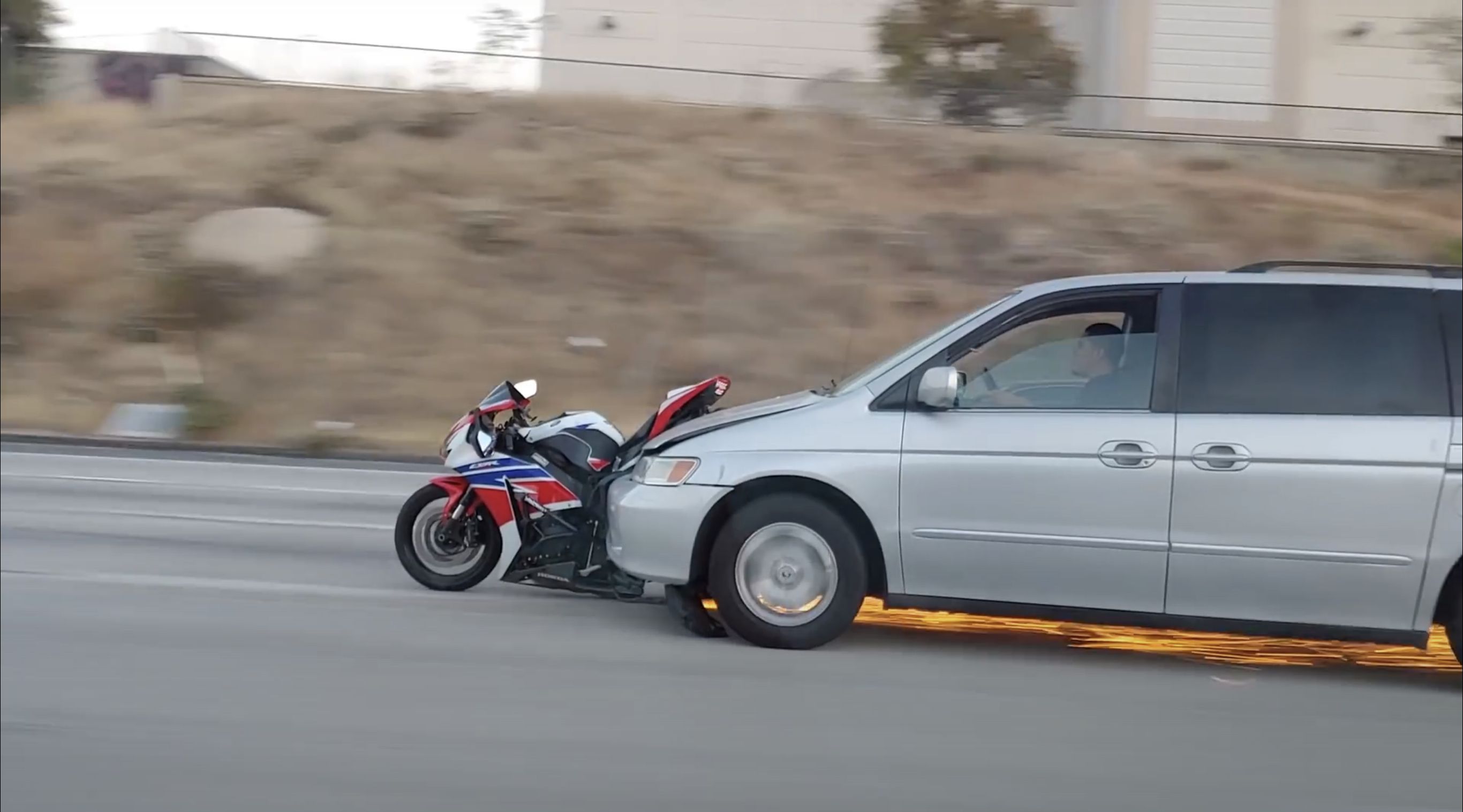 Atropella a un motorista y se da a la fuga con la moto incrustada en el coche