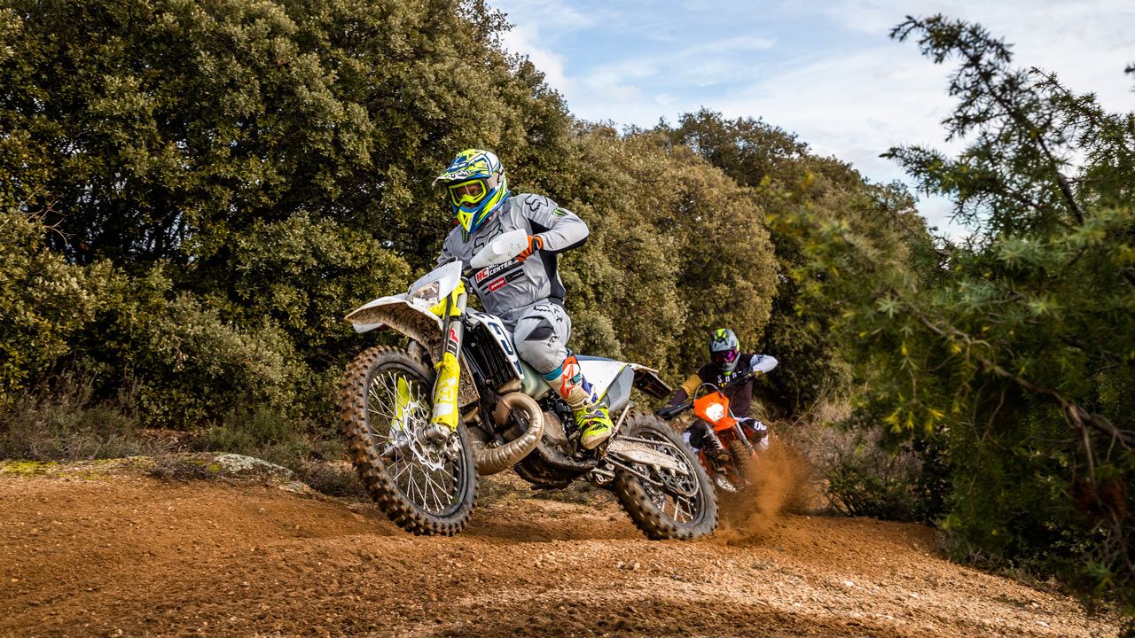 Comparativa enduro 2T: Husqvarna TE 300 i 2020 y KTM 250 EXC TPI 2020