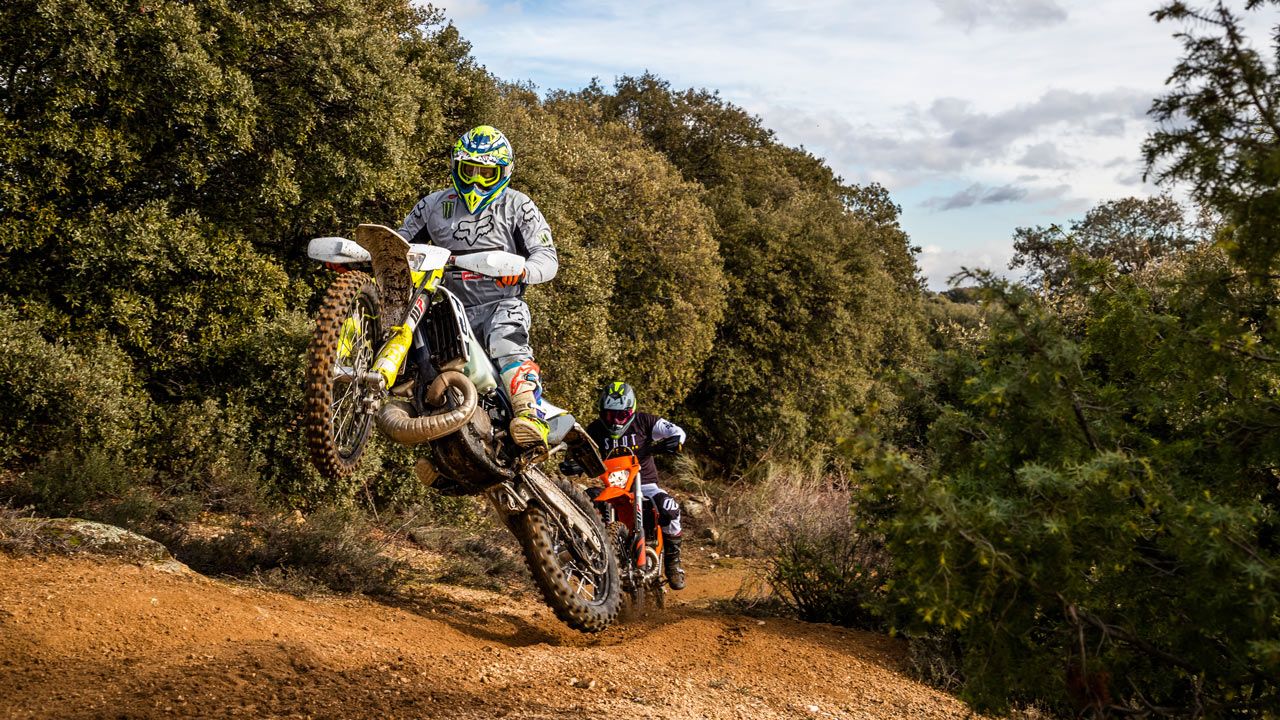 Comparativa enduro 2T: Husqvarna TE 300 i 2020 y KTM 250 EXC TPI 2020