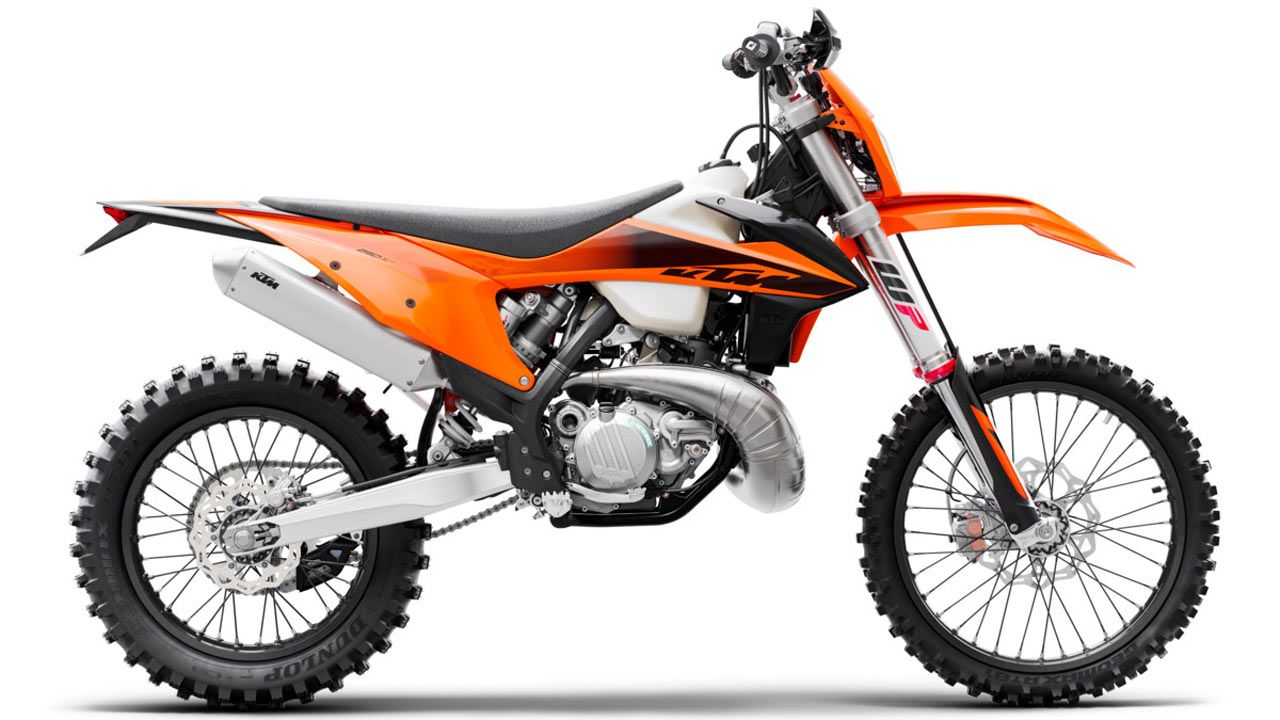 Comparativa enduro 2T: Husqvarna TE 300 i 2020 y KTM 250 EXC TPI 2020