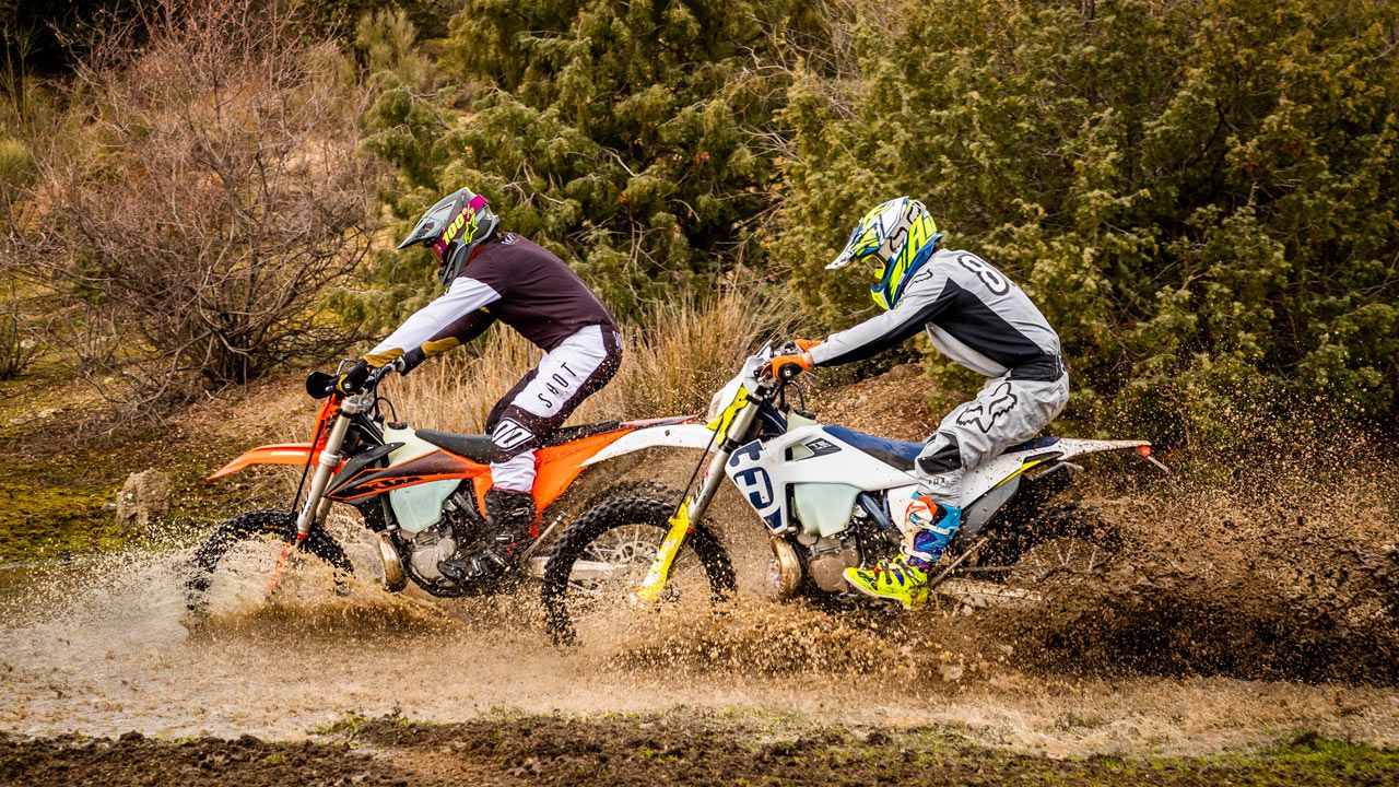 Comparativa enduro 2T: Husqvarna TE 300 i 2020 y KTM 250 EXC TPI 2020