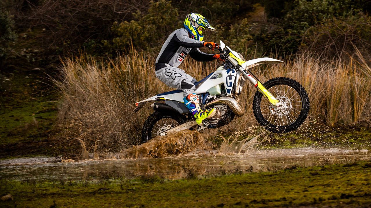 Comparativa enduro 2T: Husqvarna TE 300 i 2020 y KTM 250 EXC TPI 2020