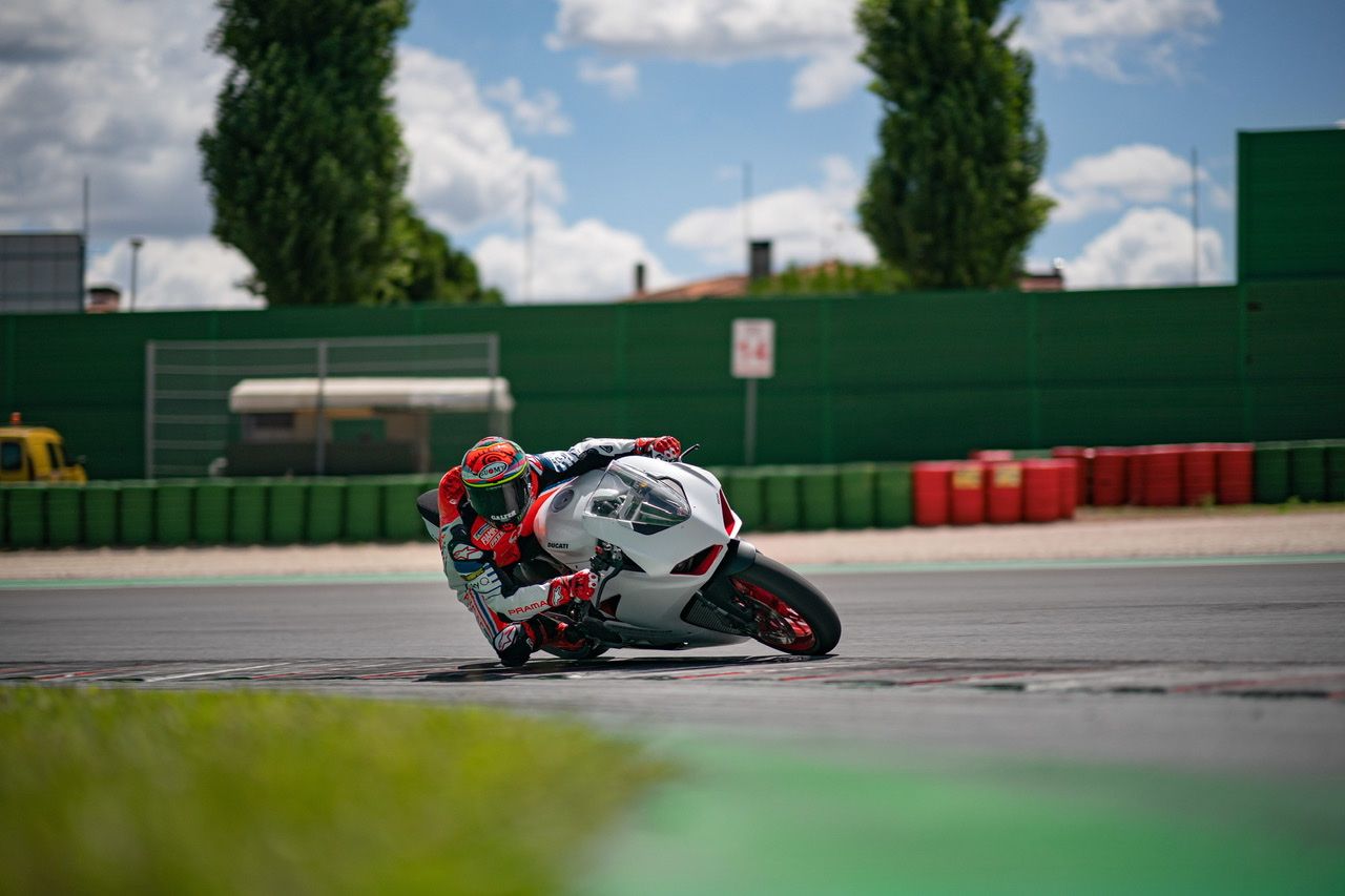 Ducati Panigale V2 “White Rosso”