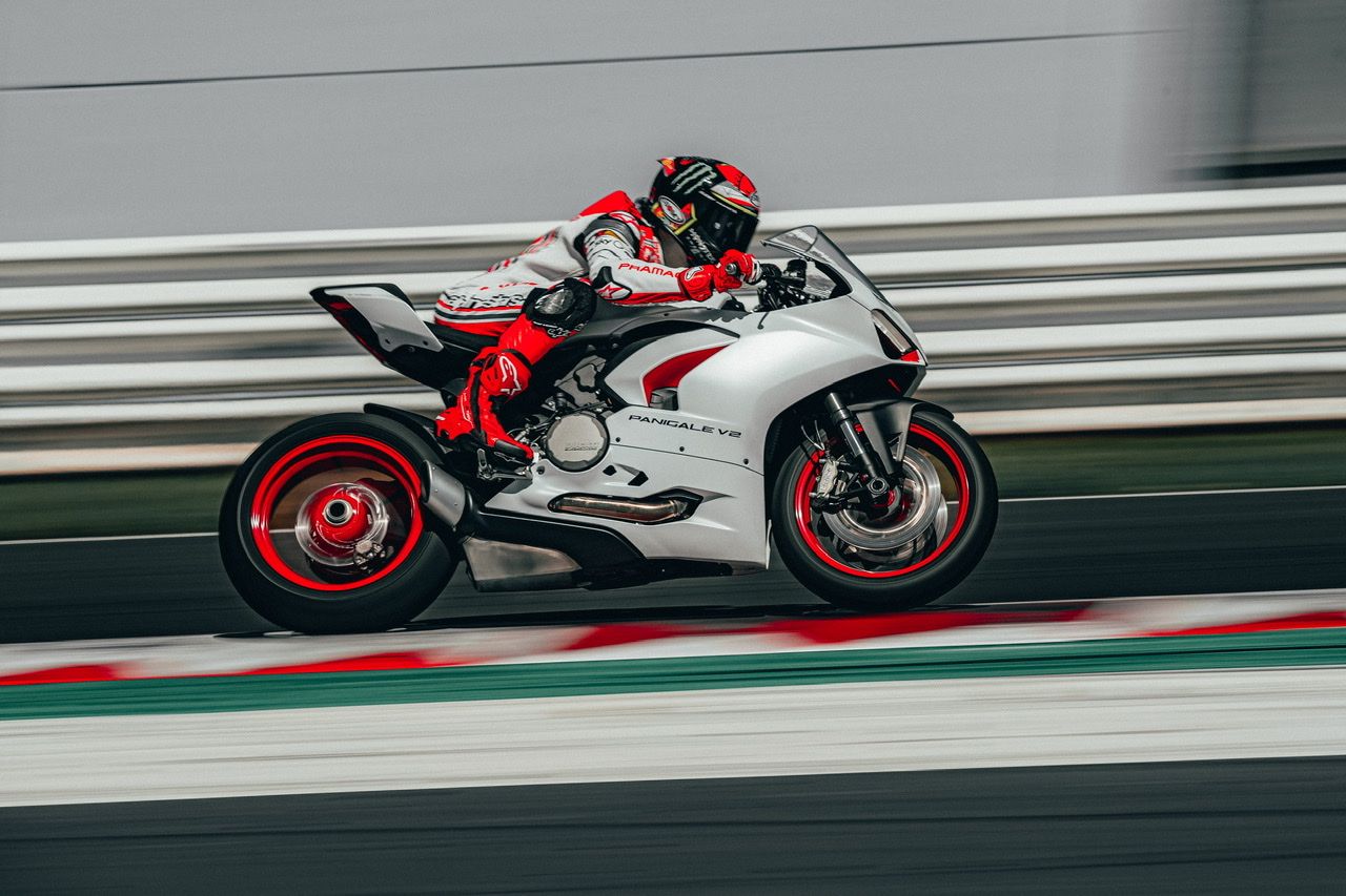 “White Rosso” es el nuevo color de la Ducati Panigale V2 y Bagnaia se encarga de ponerla a prueba