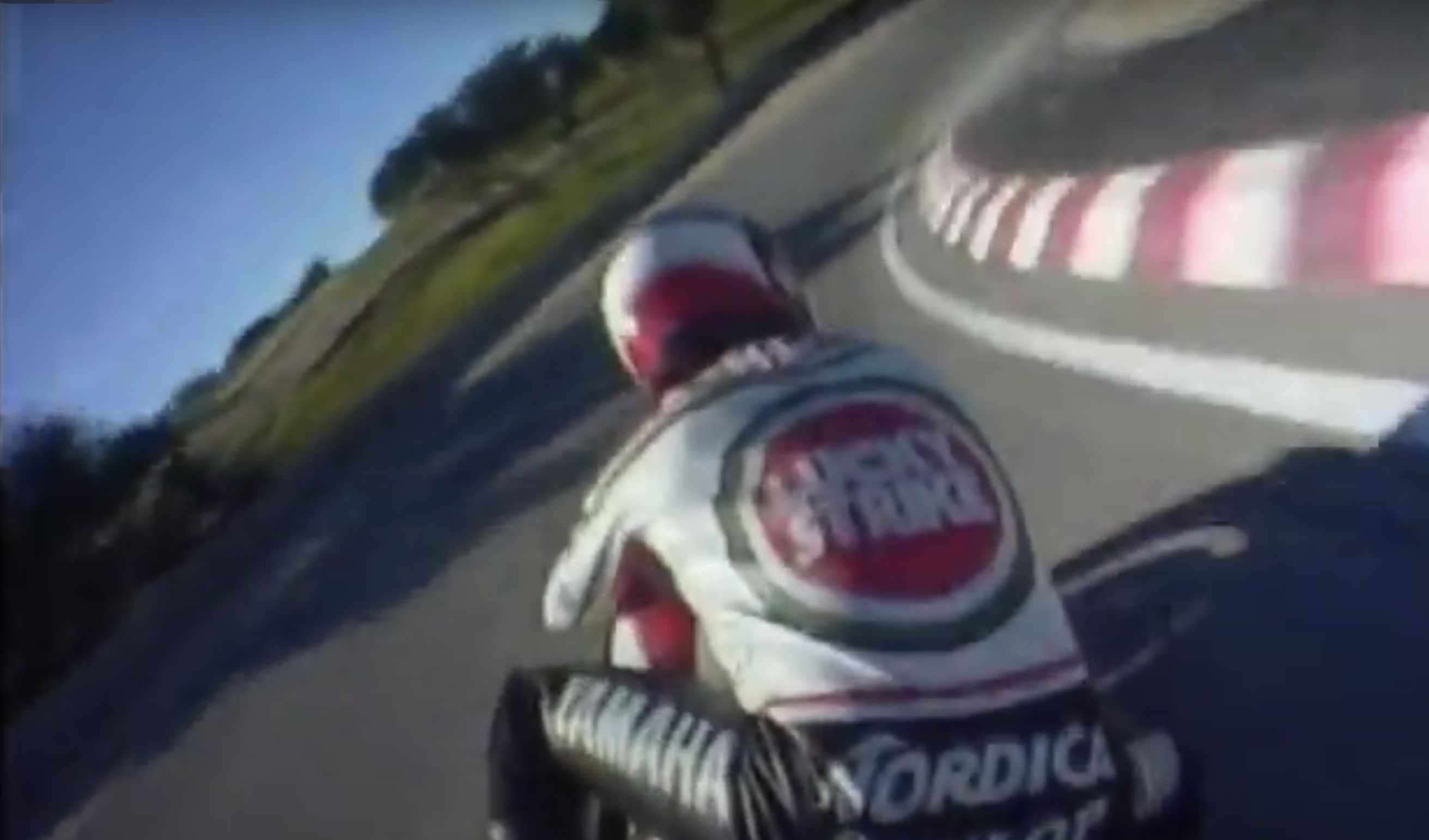 Kenny Roberts sobre la Yamaha 500cc en Laguna Seca en gloriosa tercera persona