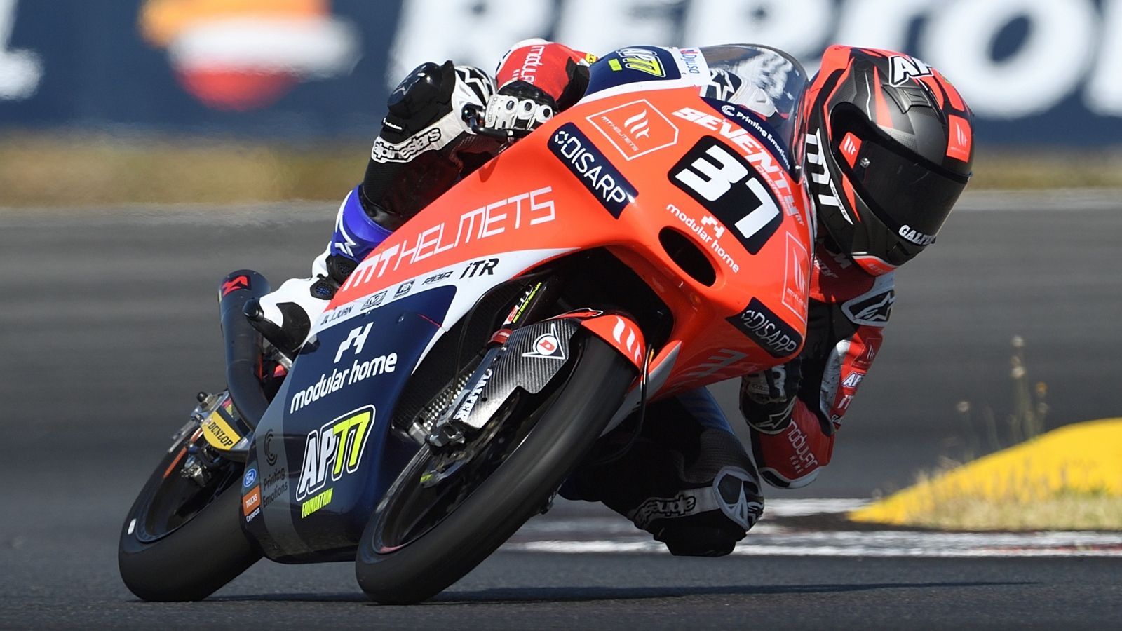Pedro Acosta vence a Xavi Artigas en Portimao y se pone líder del Mundial Junior de Moto3