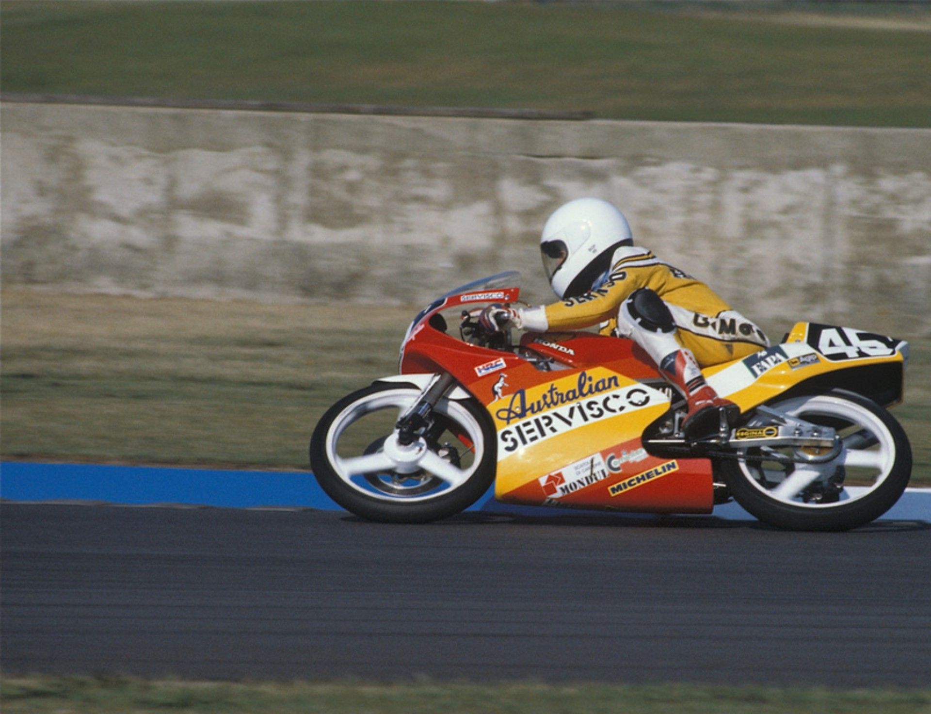 En 1989, Taru Rinne impresionó por su capacidad para rodar rápido en el competido Mundial de 125. En 1989, Taru Rinne impresionó por su capacidad para rodar rápido en el competido Mundial de 125.
