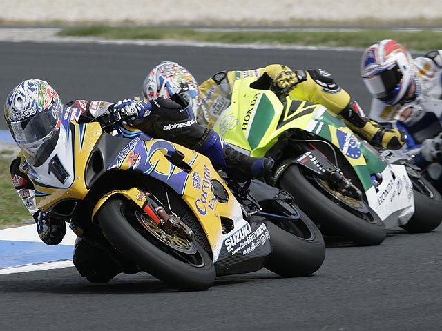 Corser y Bayliss cumplen con la afición