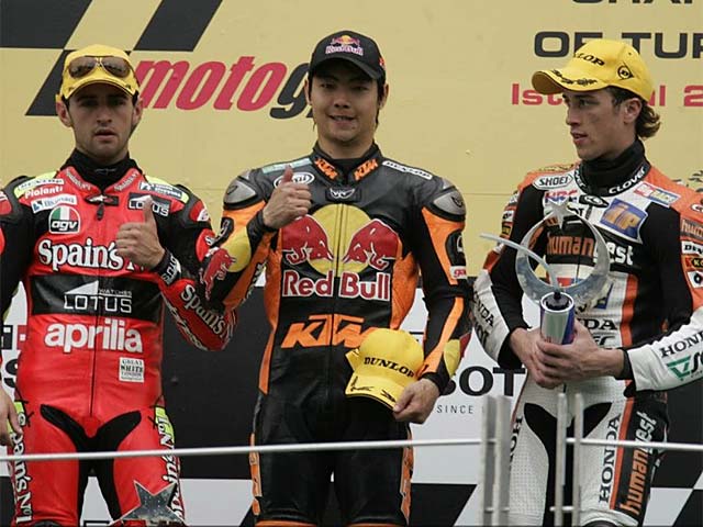 Aoyama y KTM primeros