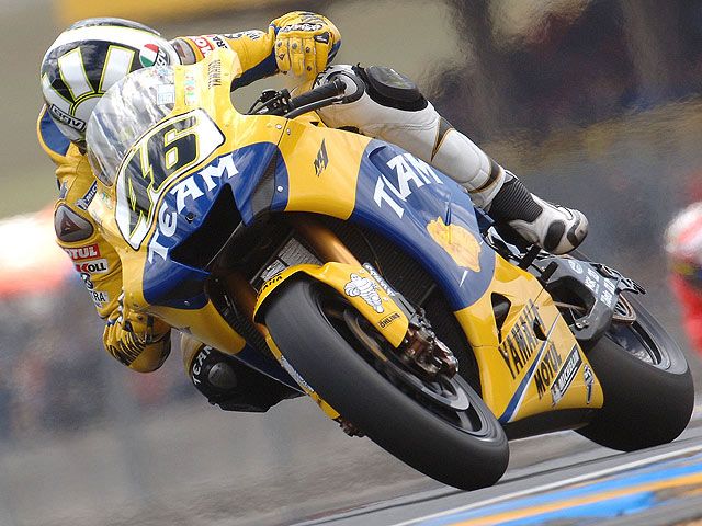 Rossi, Dovizioso y Bautista firman la pole