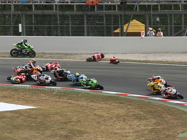 Rossi gana un GP catastrófico