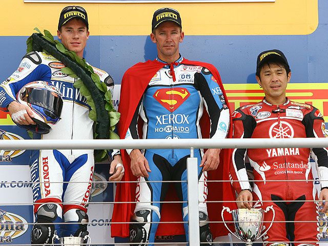 Super-Bayliss y Haga se reparten las victorias
