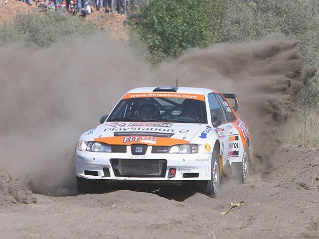 Álex Crivillé consigue otra sufrida victoria