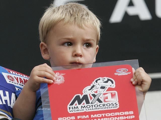Piloto oficial  a los dos años