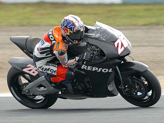 Pedrosa se estrena con la V4 800