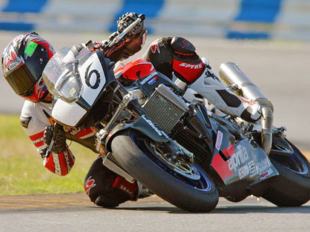 Aprilia se impone en Daytona
