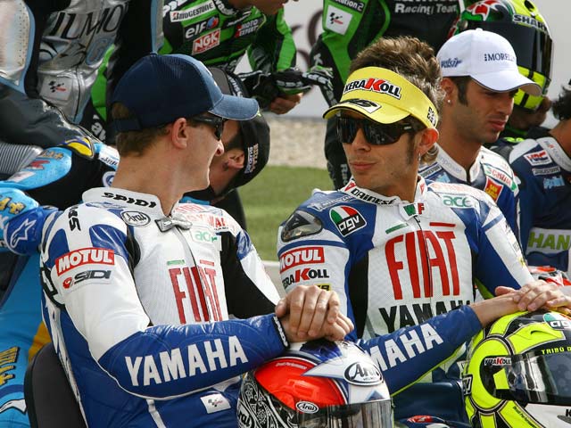 Rossi golpea primero