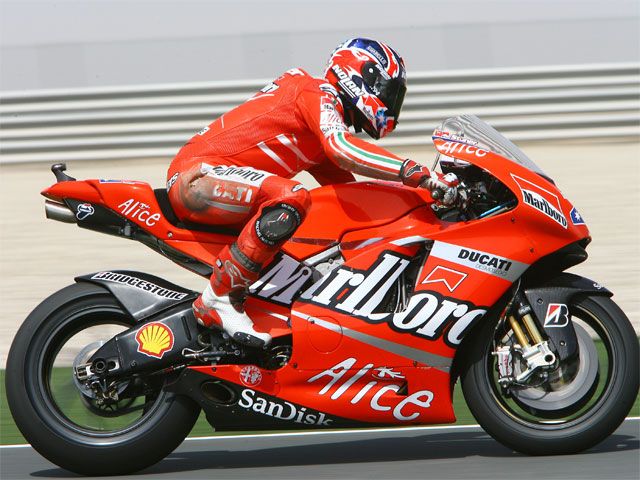 Stoner sorprende a Rossi