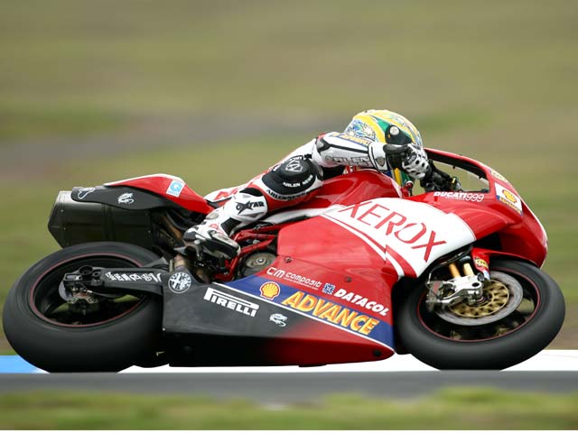 Bayliss domina con autoridad