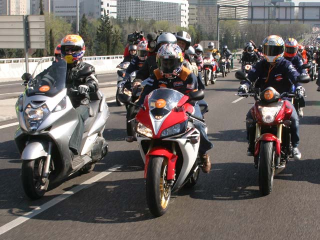 Pedrosa y Hayden ruedan por Madrid